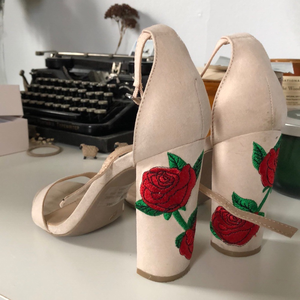 Pretty cream colored heels with embroidered roses